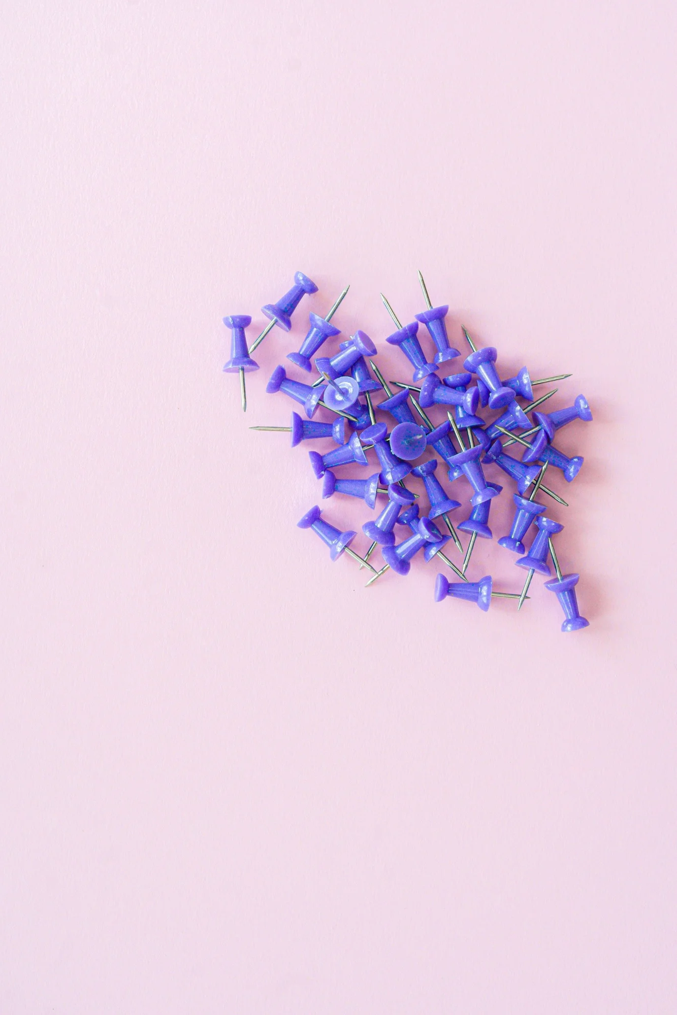Color pushpin (plastic head metal needle)