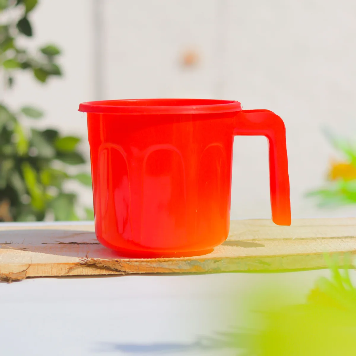 Plastic mouthwash cup with handle